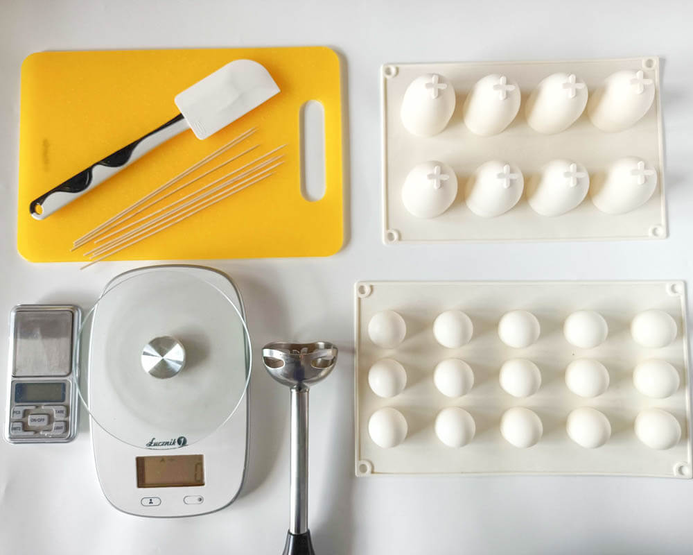 Monoporcje jajka - potrzebne narzędzia: forma silikonowa na jajka, forma silikonowa małe kule, waga kuchenna, waga jubilerska, blender, deska, szpatułka silikonowa, patyczki do szaszłyków 