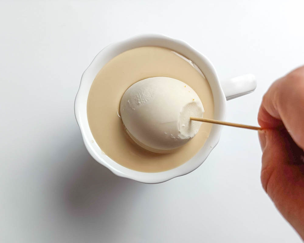 Monoporcje jajka - zanurzanie monoporcji w polewie czekoladowej 