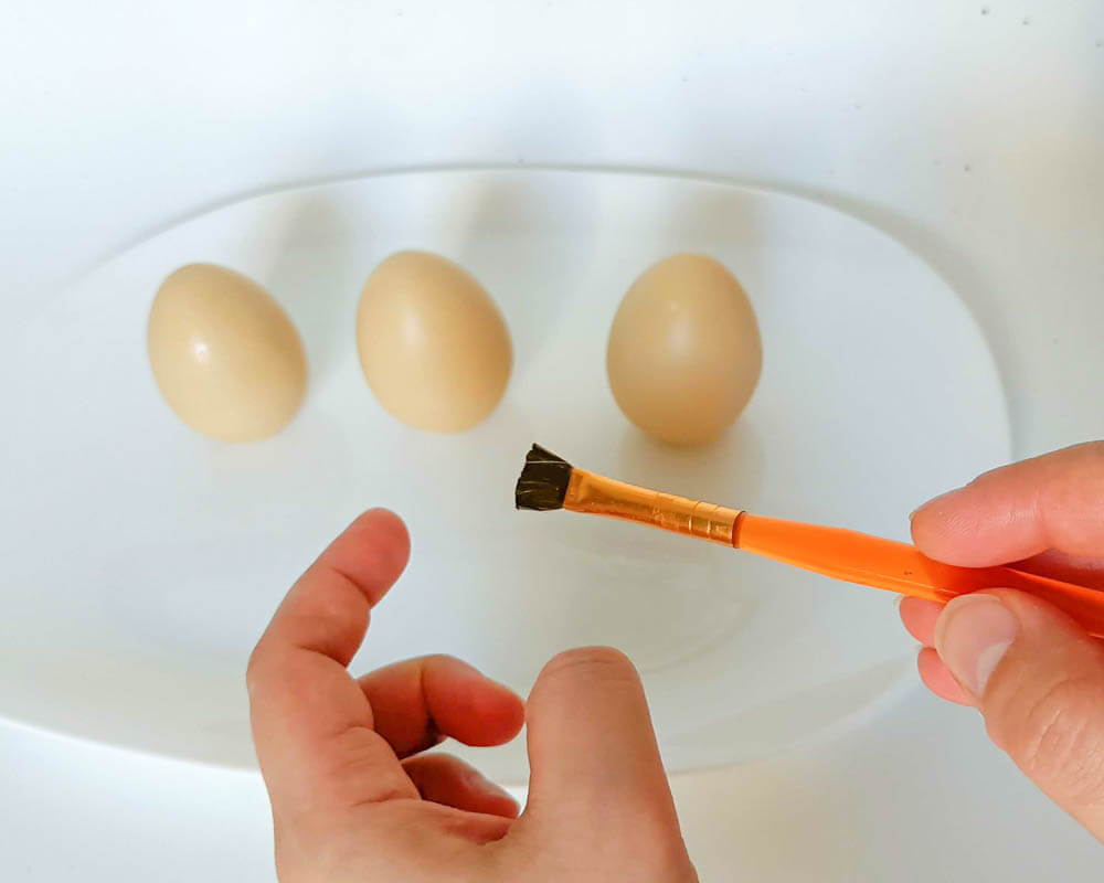 Monoporcje jajka - dekorowanie monoporcji, nakrapianie czekoladą 