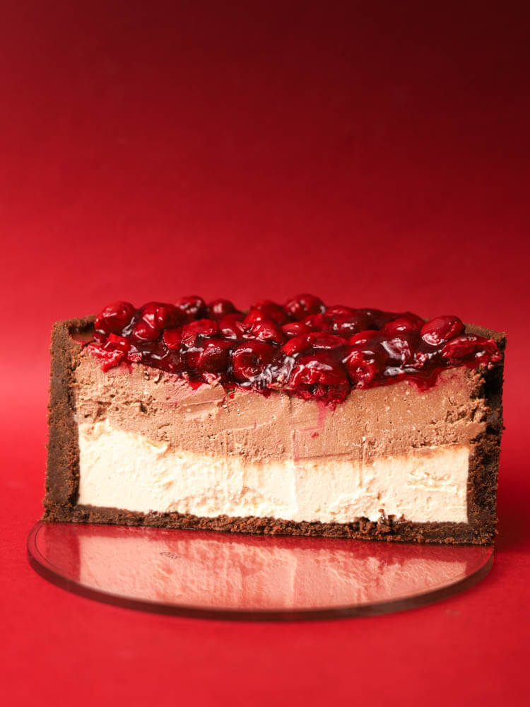 Wysoki sernik kawowo-czekoladowy z wiśniami i kruchym ciastem