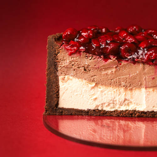 Wysoki sernik kawowo-czekoladowy z wiśniami i kruchym ciastem