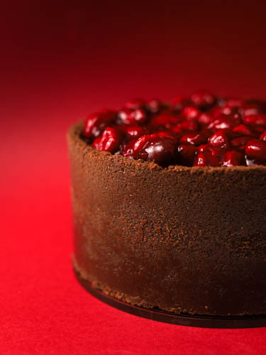 Wysoki sernik kawowo-czekoladowy z wiśniami i kruchym ciastem