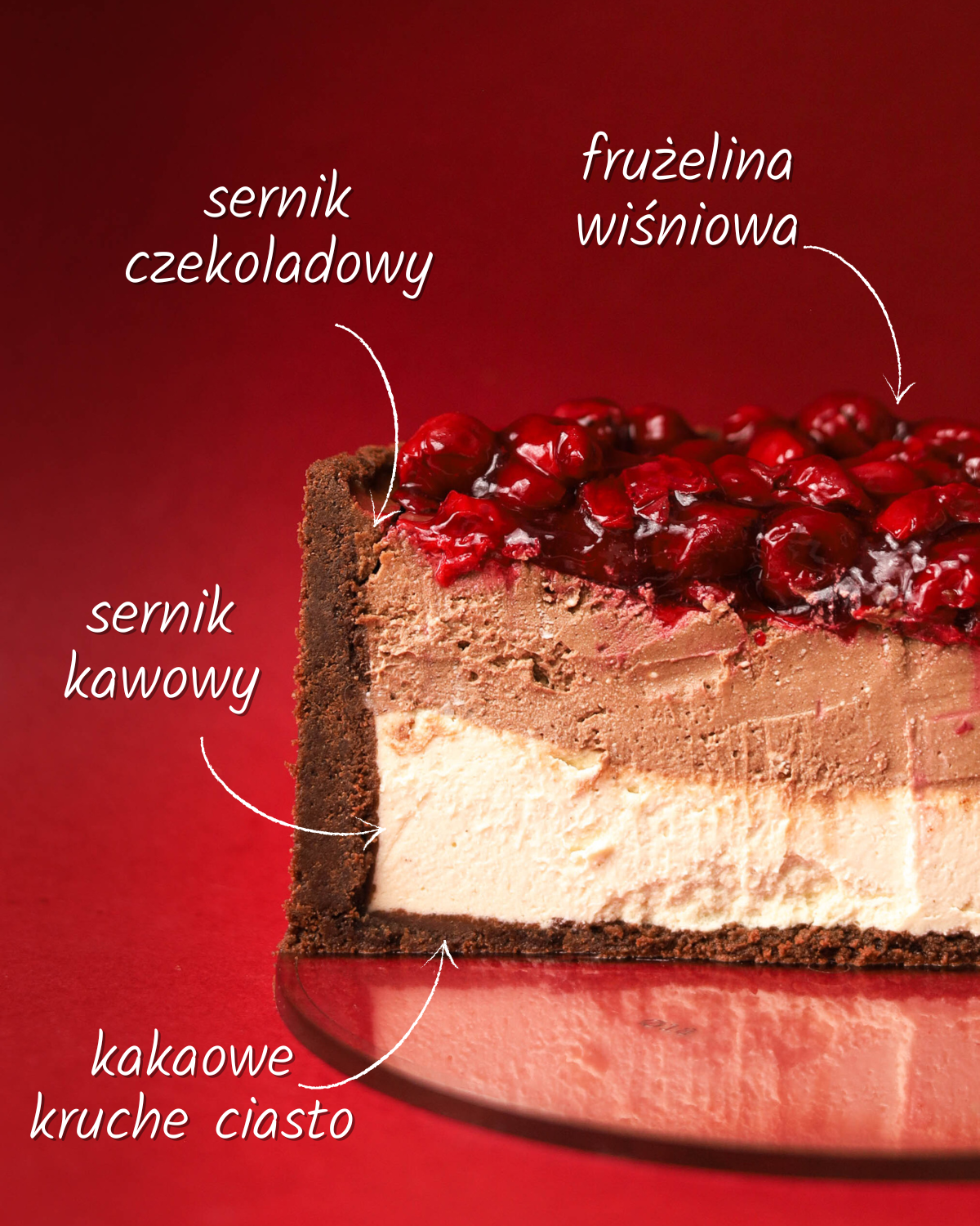 Wysoki sernik kawowo-czekoladowy z wiśniami i kruchym ciastem