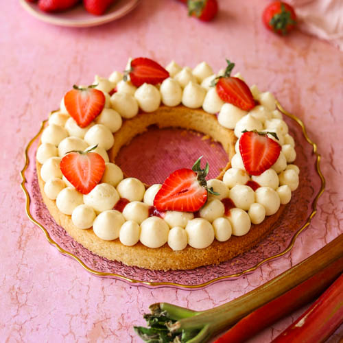 Tarta bretońska z waniliowym kremem diplomat i frużeliną rabarbar-hibiskus