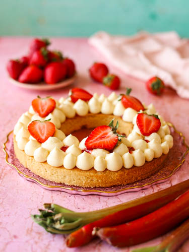 Tarta bretońska z waniliowym kremem diplomat i frużeliną rabarbar-hibiskus