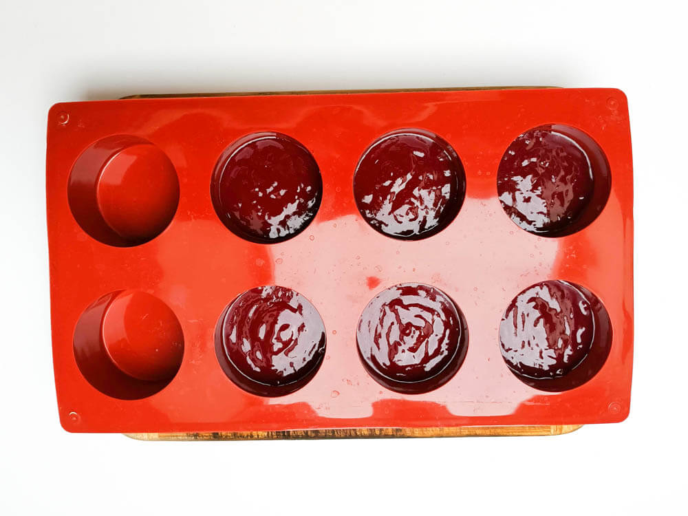 wlewanie ganache śliwkowego do formy silikonowej