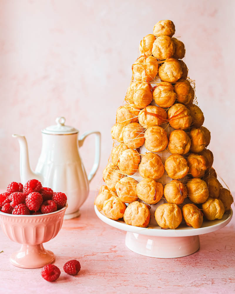 Croquembouche czyli wieża z ptysi z malinowym kremem