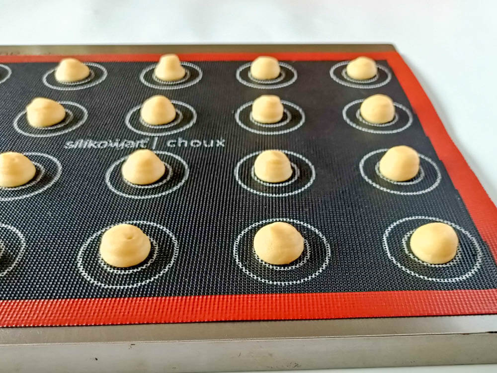 Pieczenie profiteroli - malutkich ptysi do przygotowania croquembouche czyli wieży ptysiowej
