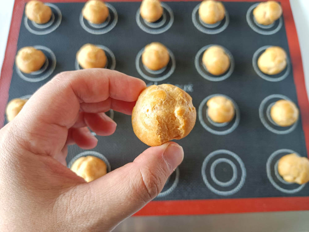 Pieczenie profiteroli - malutkich ptysi do przygotowania croquembouche czyli wieży ptysiowej