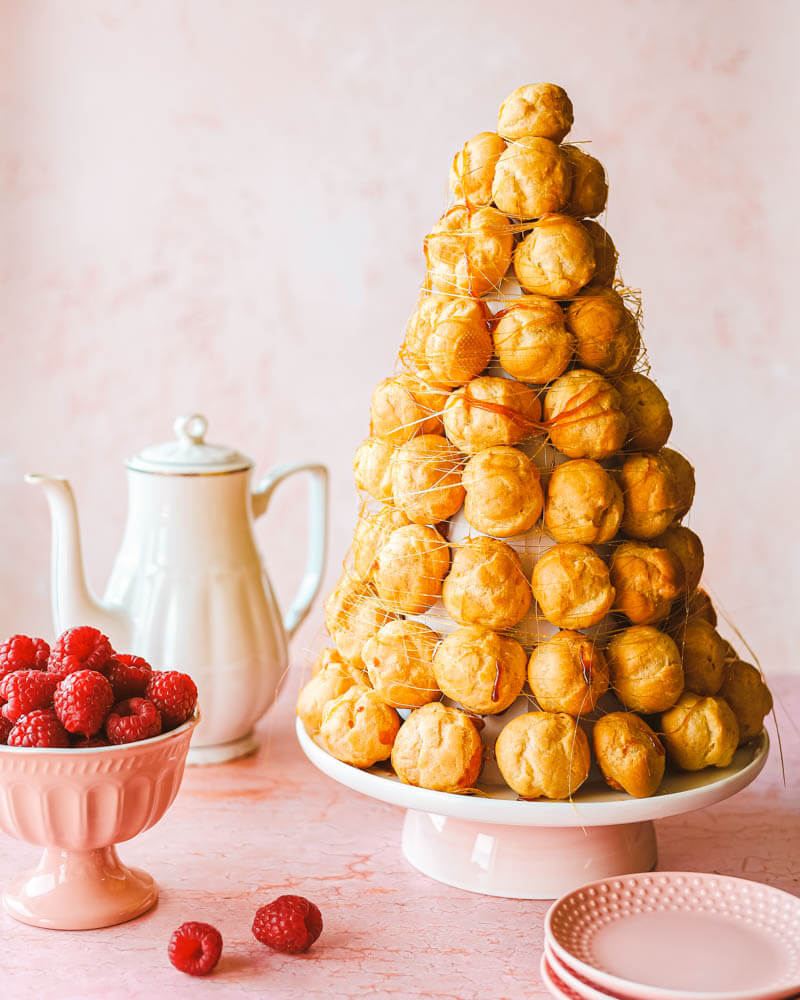 Croquembouche czyli wieża z ptysi z malinowym kremem