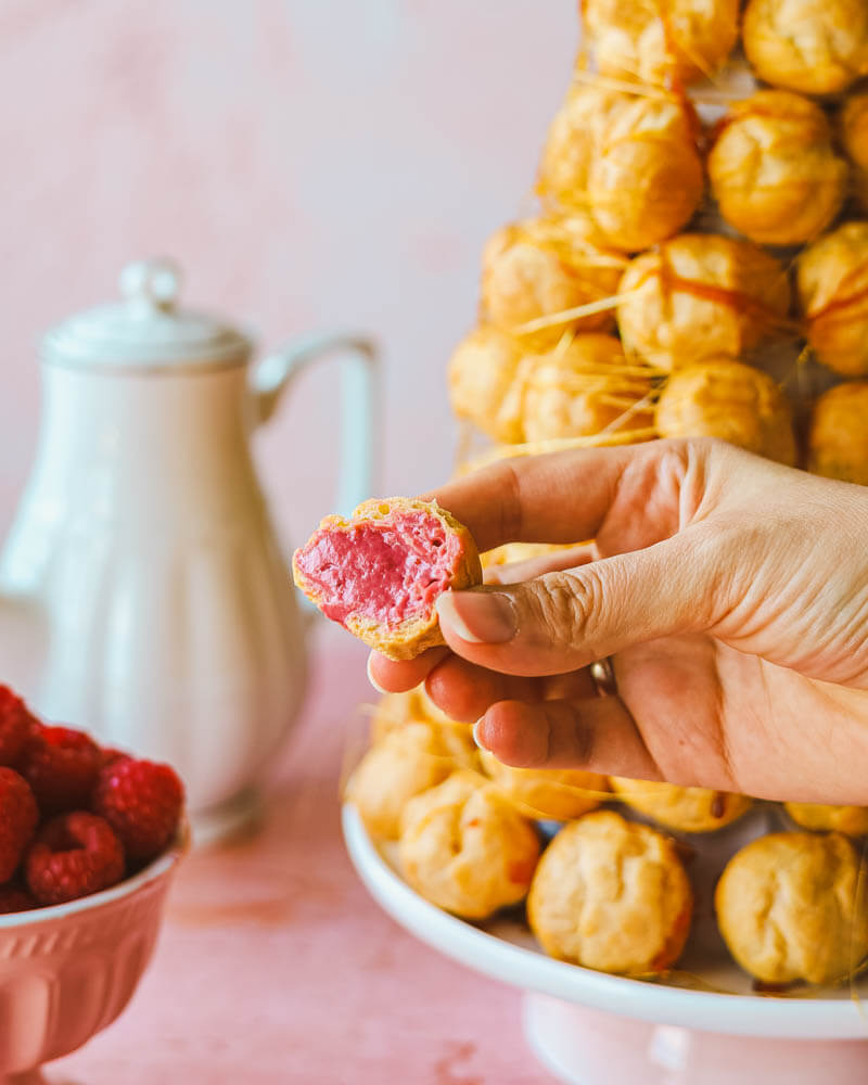 Croquembouche czyli wieża z ptysi z malinowym kremem