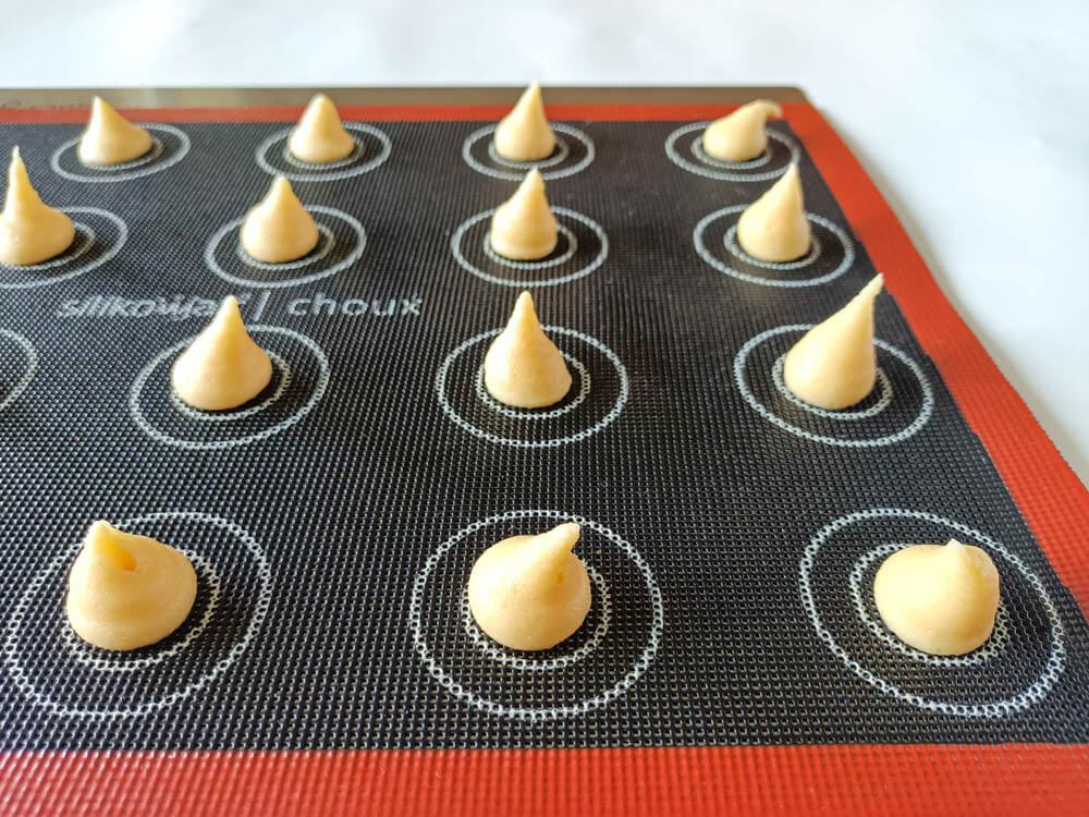 Pieczenie profiteroli - malutkich ptysi do przygotowania croquembouche czyli wieży ptysiowej