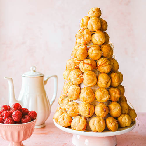 Croquembouche czyli wieża z ptysi z malinowym kremem