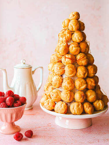 Croquembouche czyli wieża z ptysi z malinowym kremem