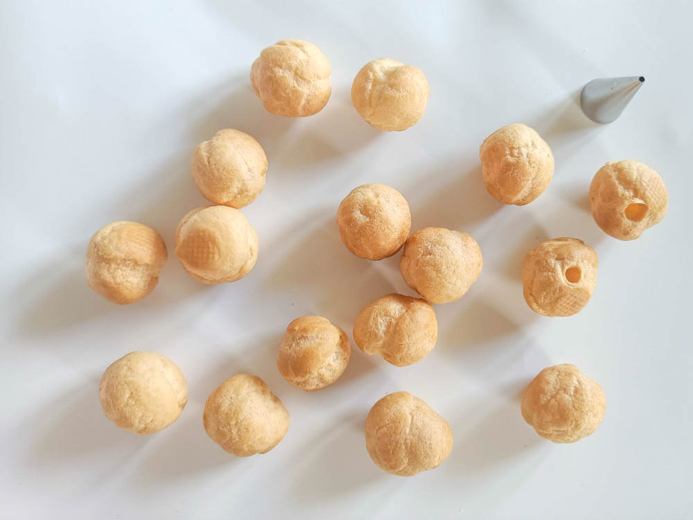 Nadziewanie mini ptysi praliną z orzechów laskowych