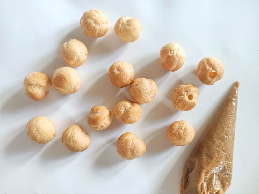 Nadziewanie mini ptysi praliną z orzechów laskowych