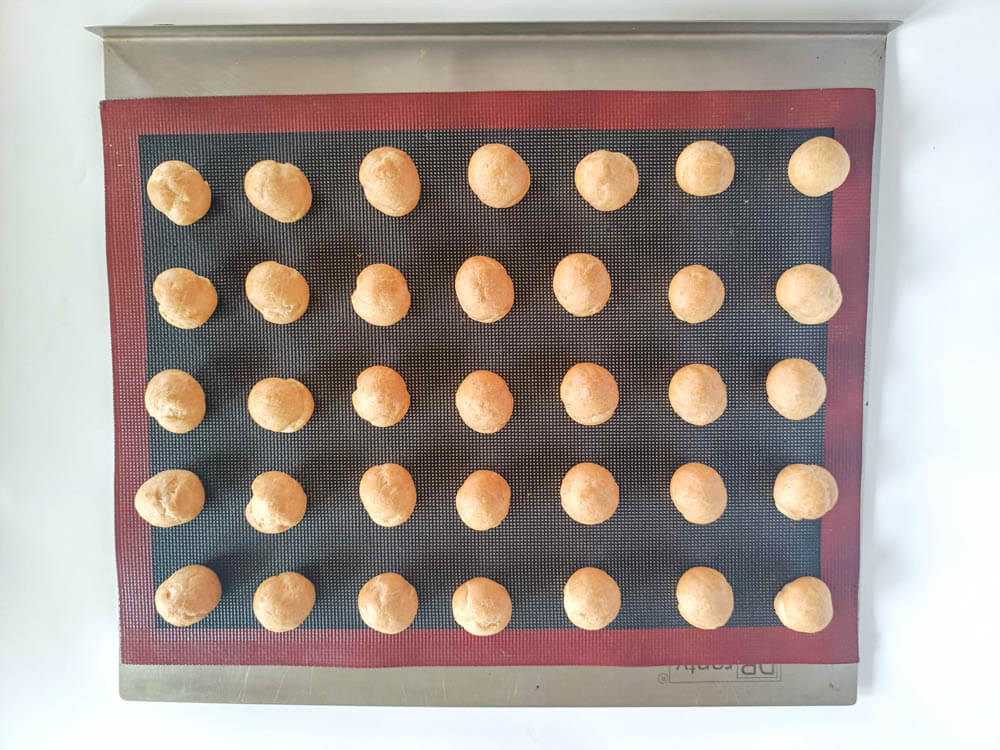 Mini ptysie pieczone na macie perforowanej