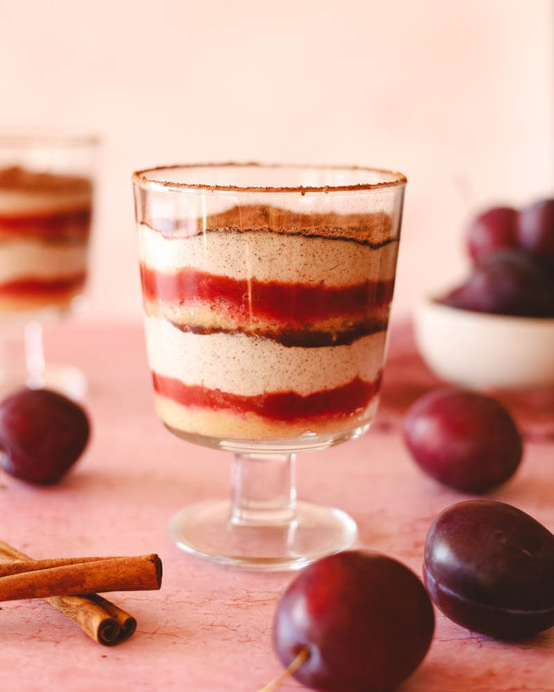 Jesieniarskie tiramisu z cynamonowym kremem i pieczonymi śliwkami