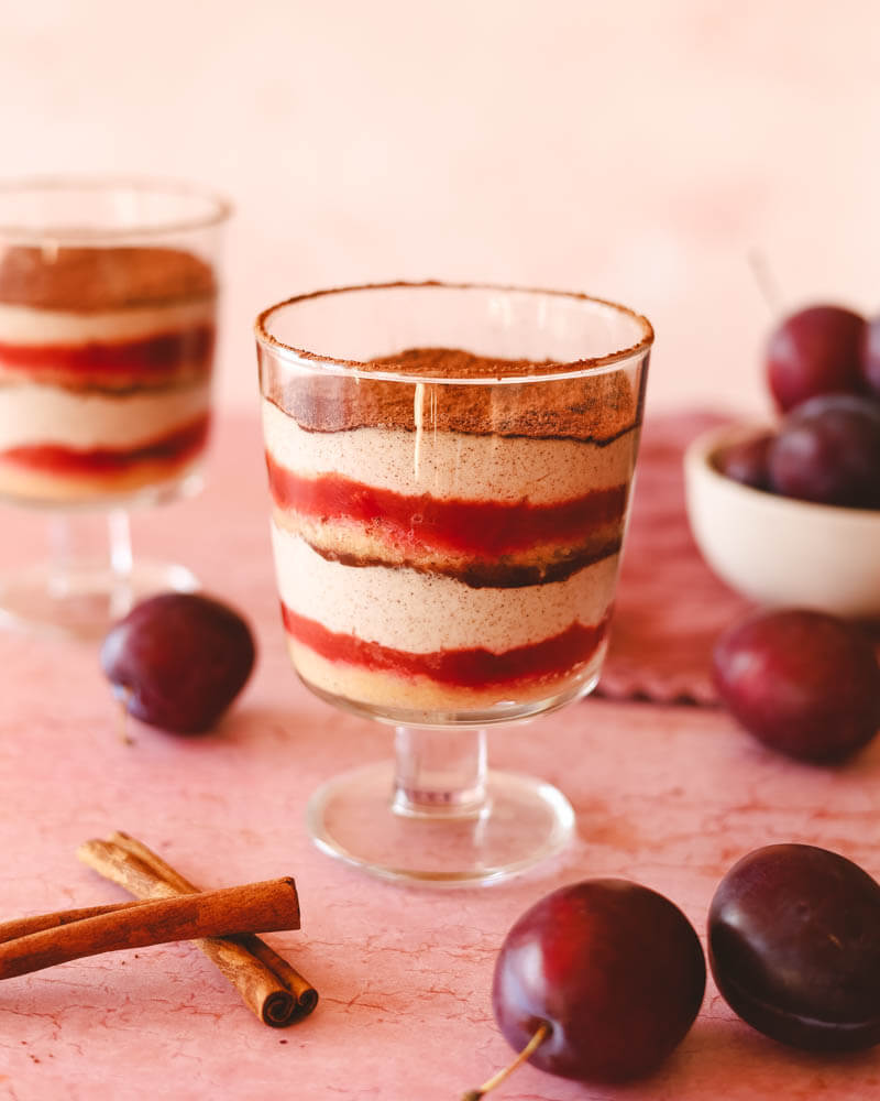 Jesieniarskie tiramisu z cynamonowym kremem i pieczonymi śliwkami