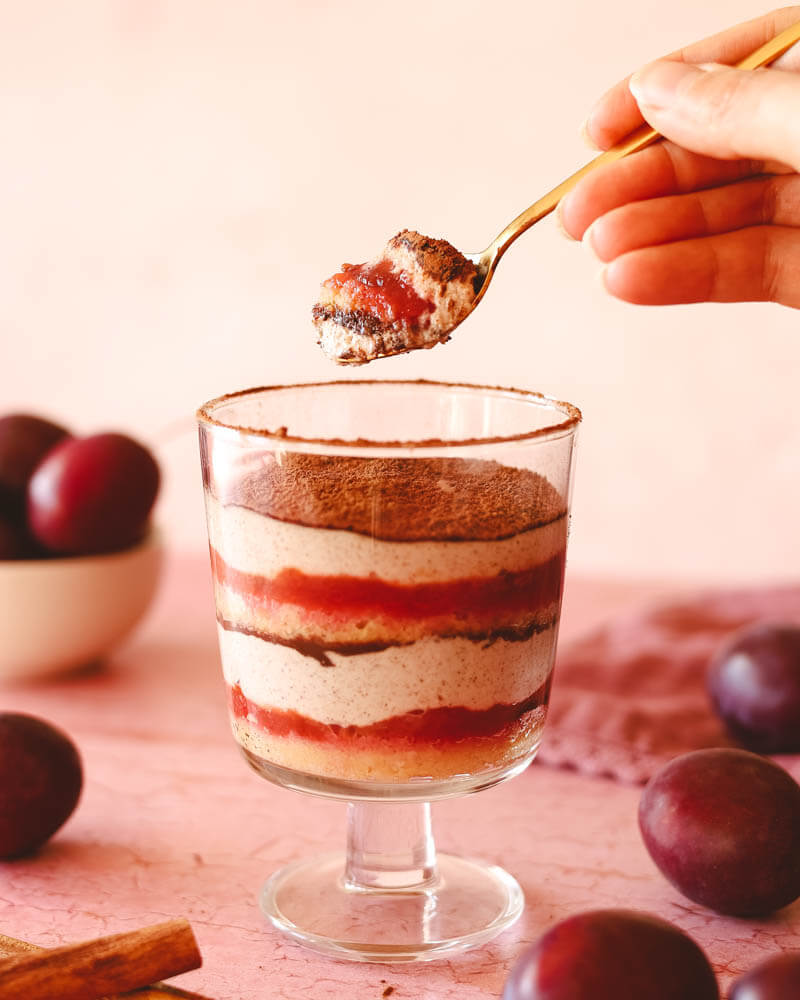 Jesieniarskie tiramisu z cynamonowym kremem i pieczonymi śliwkami