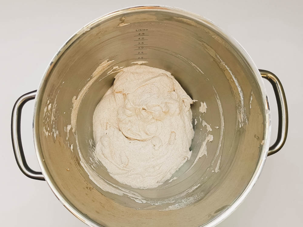 przygotowanie cynamonowego kremu tiramisu