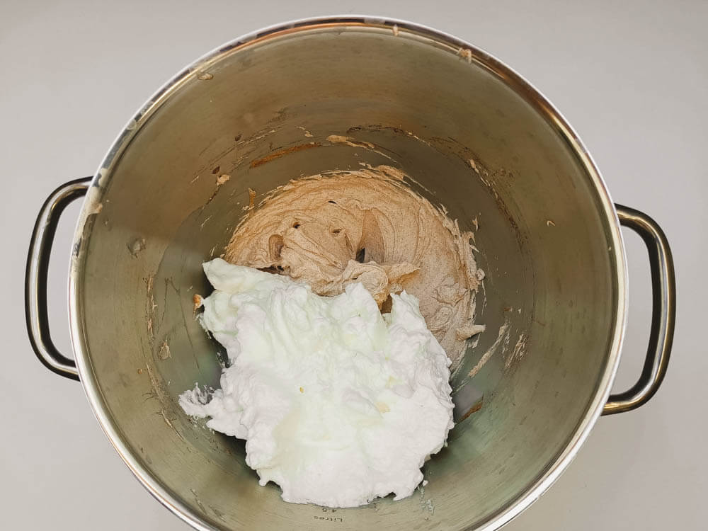 przygotowanie cynamonowego kremu tiramisu