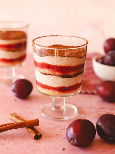 Jesieniarskie tiramisu z cynamonowym kremem i pieczonymi śliwkami